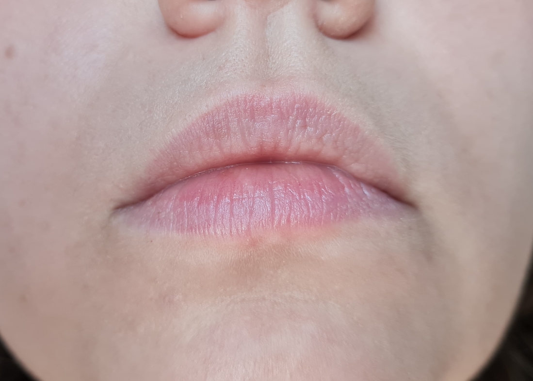 Голые губы с небольшим количеством бальзама