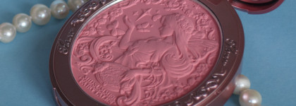 Румяна Flower Knows Velvet Embossed Blush в оттенке 03 Ballet Fairy