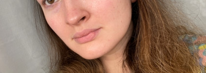 Нескучный нюд с бирюзовым акцентом: когда хочется и ярко, и чтобы на улицу днем можно было выйти