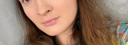 Нескучный нюд с бирюзовым акцентом: когда хочется и ярко, и чтобы на улицу днем можно было выйти