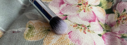 Мои верные спутники в макияжной рутине - кисти, к которым чаще всего тянется рука, а также несколько странных экземпляров