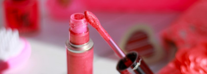 Hi, Barbie! Hi, MAC! - The Grand Illusion Glossy Liquid Lip Colour - барбическое сияние розового