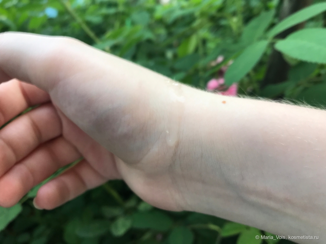 Капля сыворотки  на руке (очень легкая, прозрачно-беловатая)
