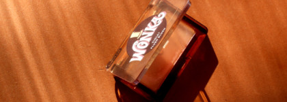 Румяна Sheglam x Willy Wonka Violet Flush: необычные румяна с черничным ароматом