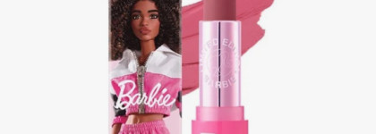 Barbie & Banila Co Velvet Blurred Veil Lipstick в оттенке PK05 Style Icon: палитра месяца в дизайне 90-х