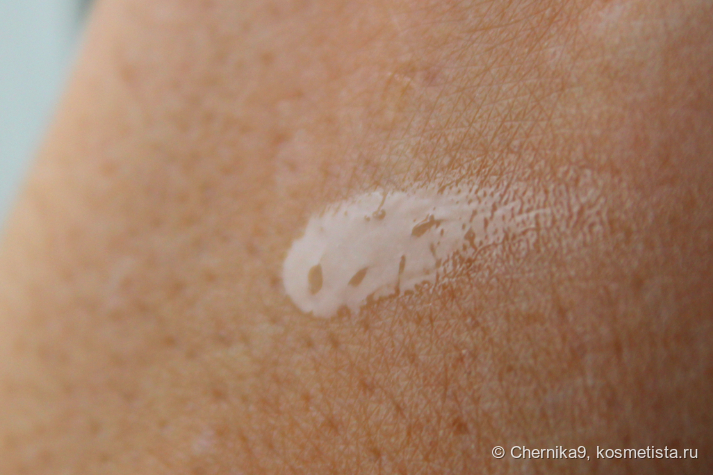 Свотч на руке в дневном пасмурном свете