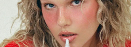 Любимый Rhode peptide lip treatment: strawberry glaze назло туманам