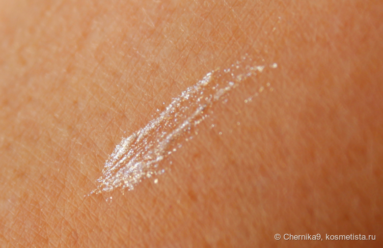 Свотч туши на руке в тени