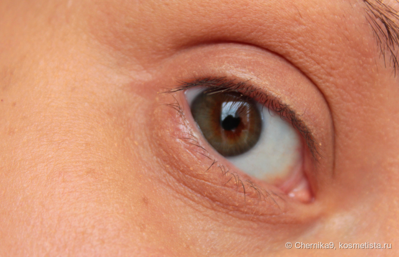 Бежевые тени близко