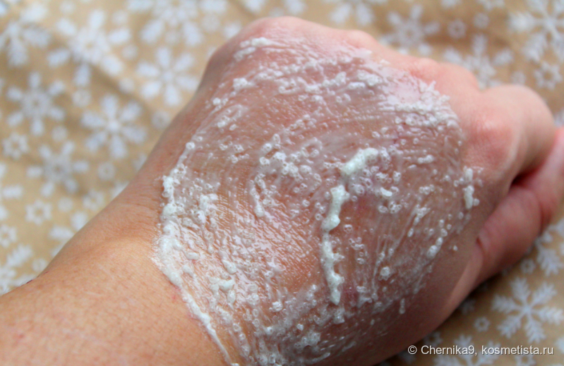 Скраб размазанный по коже