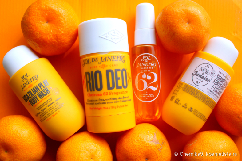 Слека направо: гель для душа в дорожном формате, твёрдый дезодорант, мист, шампунь в дорожном формате