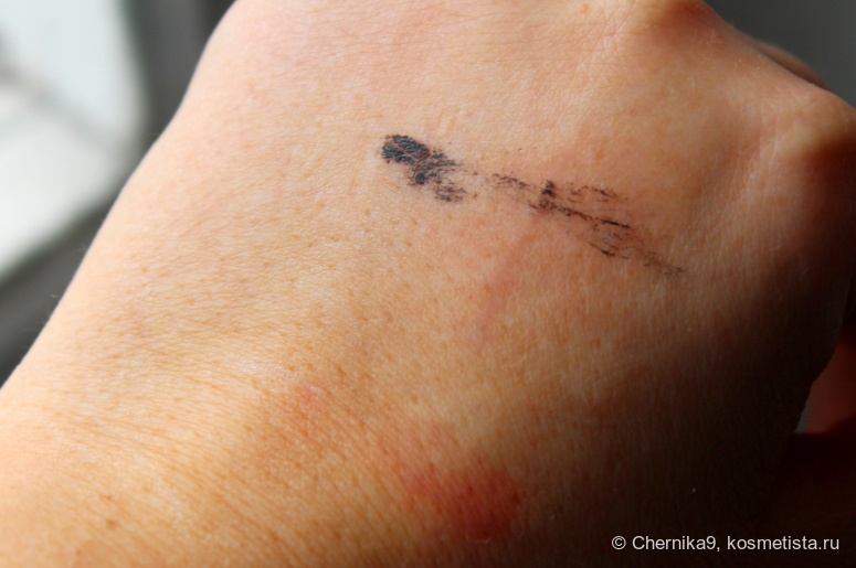 Тушь и помада остались на руке