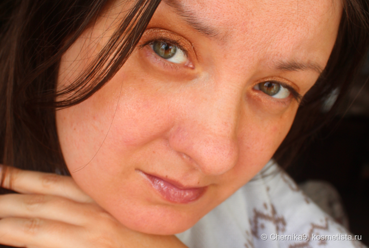 Хайлайтер на веках тёплого оттенка (нанесла как тени)