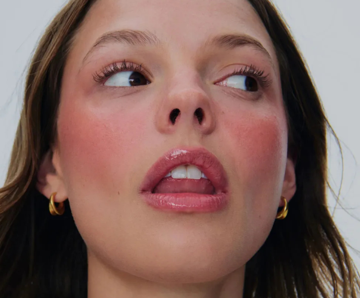 Промо фото на девушке со светлым оттенком кожи