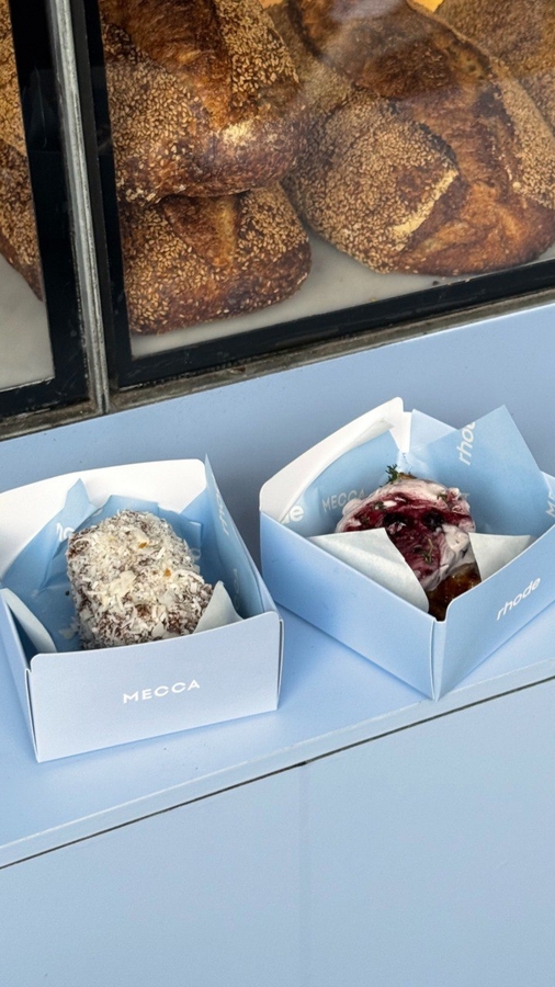 Десерты в фирменной упаковке Rhode