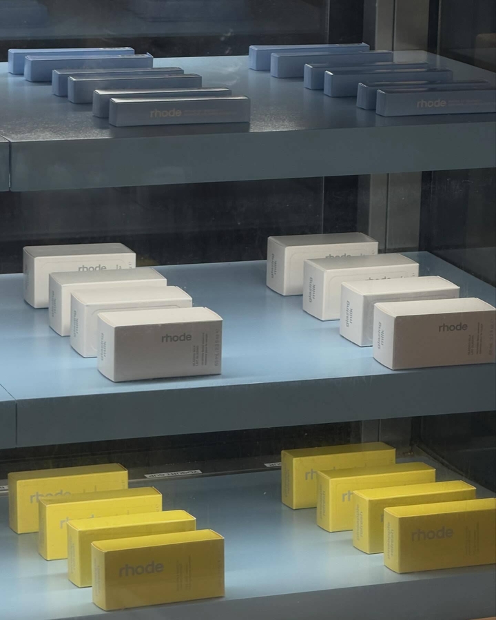 Сверху в голубой упаковке пептидное средство