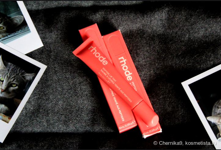 Соседство с серым фоном и пасмурный день немного изменили оттенок на фото