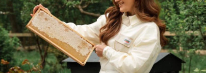 Нежная космическая слива с Gisou honey infused lip glazed plum