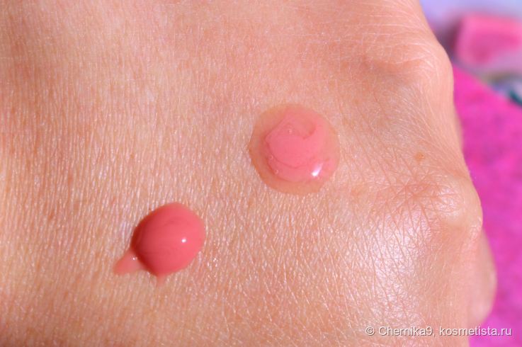 На солнце: снизу ароматизированная версия, сверху классическая в старой формуле