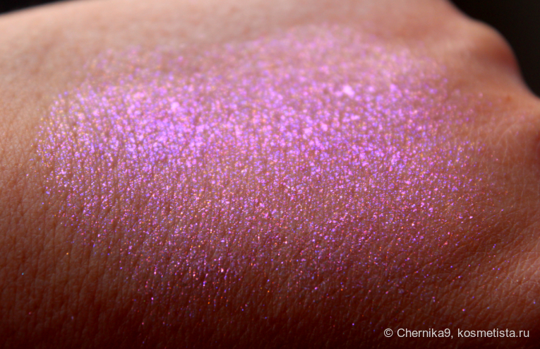 В тени ближе к окну