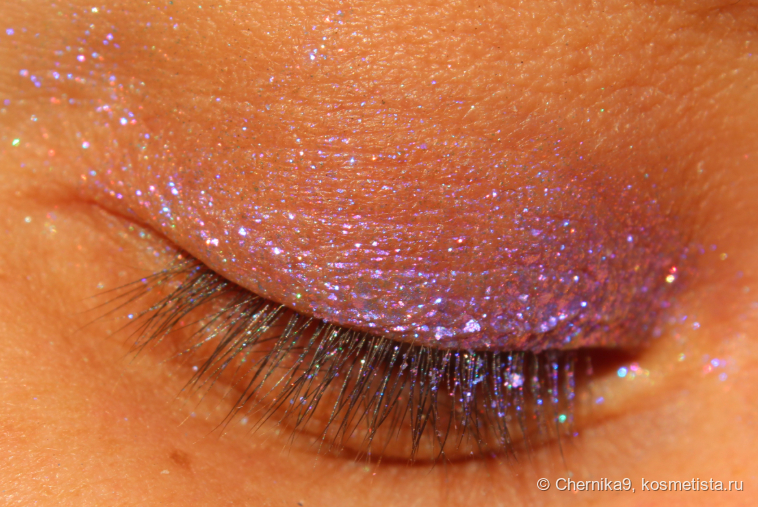 Видно, как тени осыпаются на ресницах.