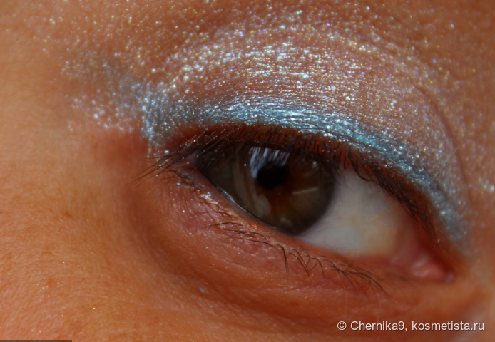 Стрелка голубыми тенями