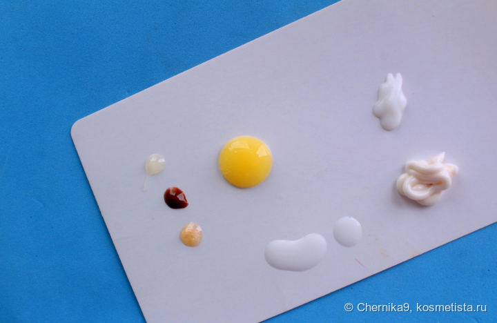 Свотчи всех продуктов: сверху мелкие капли: средство Sugarberry, под ним тинт Toast (ароматизированный) , под ним - Lemontiny, жёлтая капля - очищающее средство, под ним - молочко, справа вверху - флюид, внизу под ним - баттер