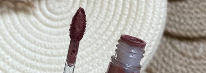 Новинка, с которой я ощутила себя Круэллой Де Виль. Жидкая матовая помада Retro Matte Liquid Lipcolour от MAC, оттенок Queen Of Mean