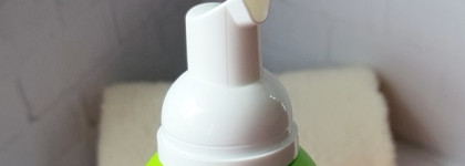 Пенка, которая хорошо справляется с макияжем Elemis superfood cica calm cleansing foam