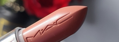 Свои губы, только лучше: глянцевая помада MAC Lustreglass Lipstick в оттенке It's MAC