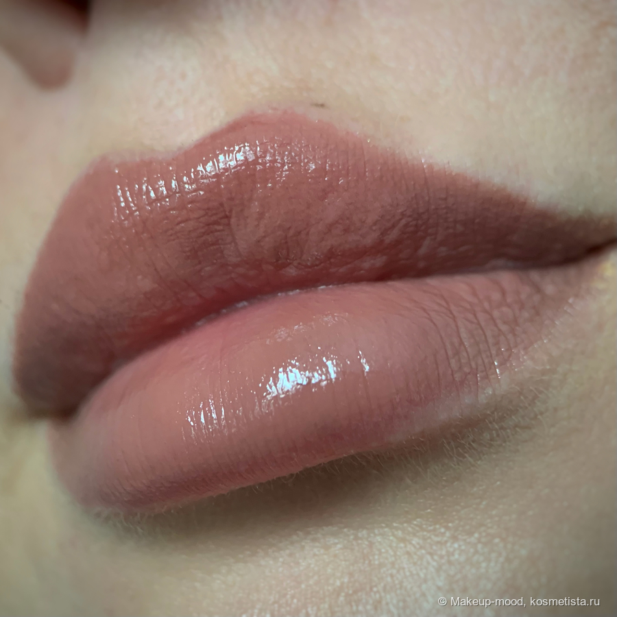 Huda Beauty: Power Bullet Cream Glow Hydrating Lipstick в оттенке Baby Face