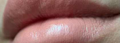 Красивый нюд-часть вторая! Две новинки от Huda Beauty: Power Bullet Cream Glow Hydrating Lipstick в оттенках Baby Face и ButterCup