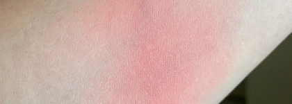 Румяная любовь с Hourglass Vanish Blush Stick в оттенке Sacred