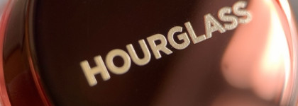 Это даже не аналог-это одни и те же тени! Hourglass Scattered Light (Smoke) VS Bodyography Glitter Pigment (Prism, Later Skater)