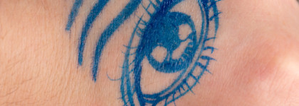 Синяя бюджетная подводка с кисточкой. Nice View Long Eyeliner 5