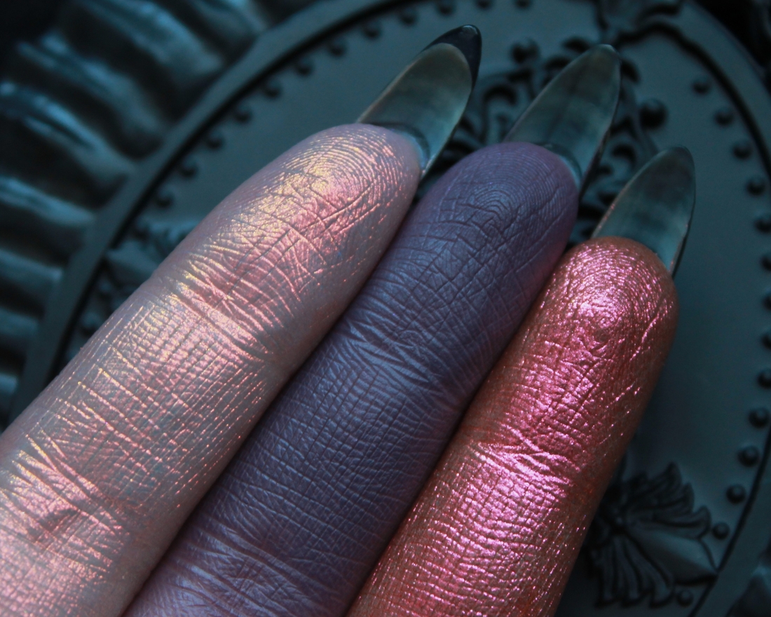 Слева направо: Cara Mia, Strangeness, Lenore.