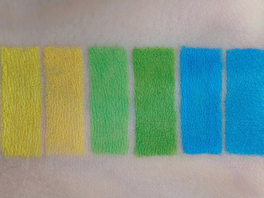 "Color gel liner" слева и "Color eye liner" справа