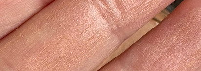 Мой лучший бронзер Catrice Sun Lover Glow Bronzing Powder в оттенке 010 Sun-kissed Bronze. С ним я всегда выгляжу так, словно только что вернулась из отпуска