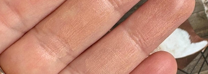 Мой лучший бронзер Catrice Sun Lover Glow Bronzing Powder в оттенке 010 Sun-kissed Bronze. С ним я всегда выгляжу так, словно только что вернулась из отпуска