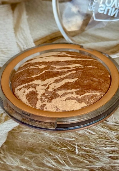 Мой лучший бронзер Catrice Sun Lover Glow Bronzing Powder в оттенке 010 Sun-kissed Bronze. С ним я всегда выгляжу так, словно только что вернулась из отпуска