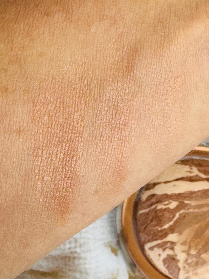 Мой лучший бронзер Catrice Sun Lover Glow Bronzing Powder в оттенке 010 Sun-kissed Bronze. С ним я всегда выгляжу так, словно только что вернулась из отпуска