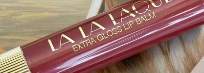 Не совсем шоколадный, но очень приятный оттенок на каждый день. Помада-бальзам Vivienne Sabo Glossy Lip Balm La La Laque в оттенке 06 Chocolat