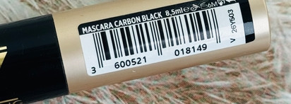 Несколько взмахов туши для ресниц L'Oreal Paris Voluminous Carbon Black и ресницы выглядят прекрасно