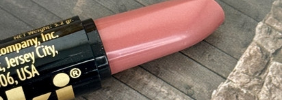 Ностальгия в глаз попала. Вернулась в юность с помадой Kiki Aloe&vitamin E в оттенке 134 LISA