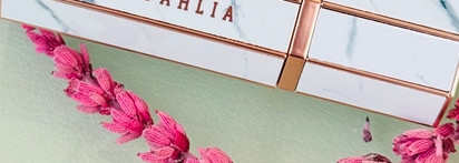 Dear Dahlia Lip Paradise Effortless Matte Lipstick в оттенке Sophie: помада-антидепрессант