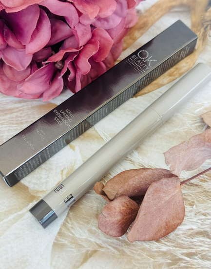То, что нужно для нависшего века: стойкие тени-карандаш OK Beauty Long Lasting Eyeshadow Stick в оттенке Truffle