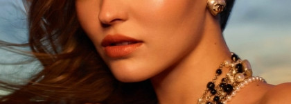 La Pausa De Chanel spring-summer 2022 collection, Les 4 Ombres #747-mediterraneen, blush lumiere Peche Rosee (свотчи Rouge Coco Baume)