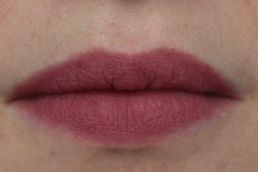 Для сравнения, как выглядит на моих губах матовая помада Le Rouge Sheer от Givenchy
