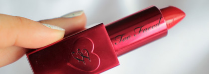 Идеальный красный, и это не только про цвет: помада Lady Bold Too Faced в оттенке 01«Lady Bold»