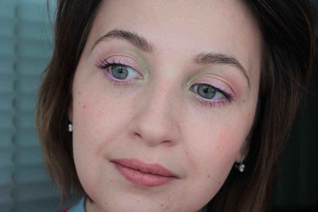 В этом макияже использованы матовые розовые оттенки и светлый зеленый шиммер из палетки ColourPop Sprinkle A Little Magic Eyeshadow Palette